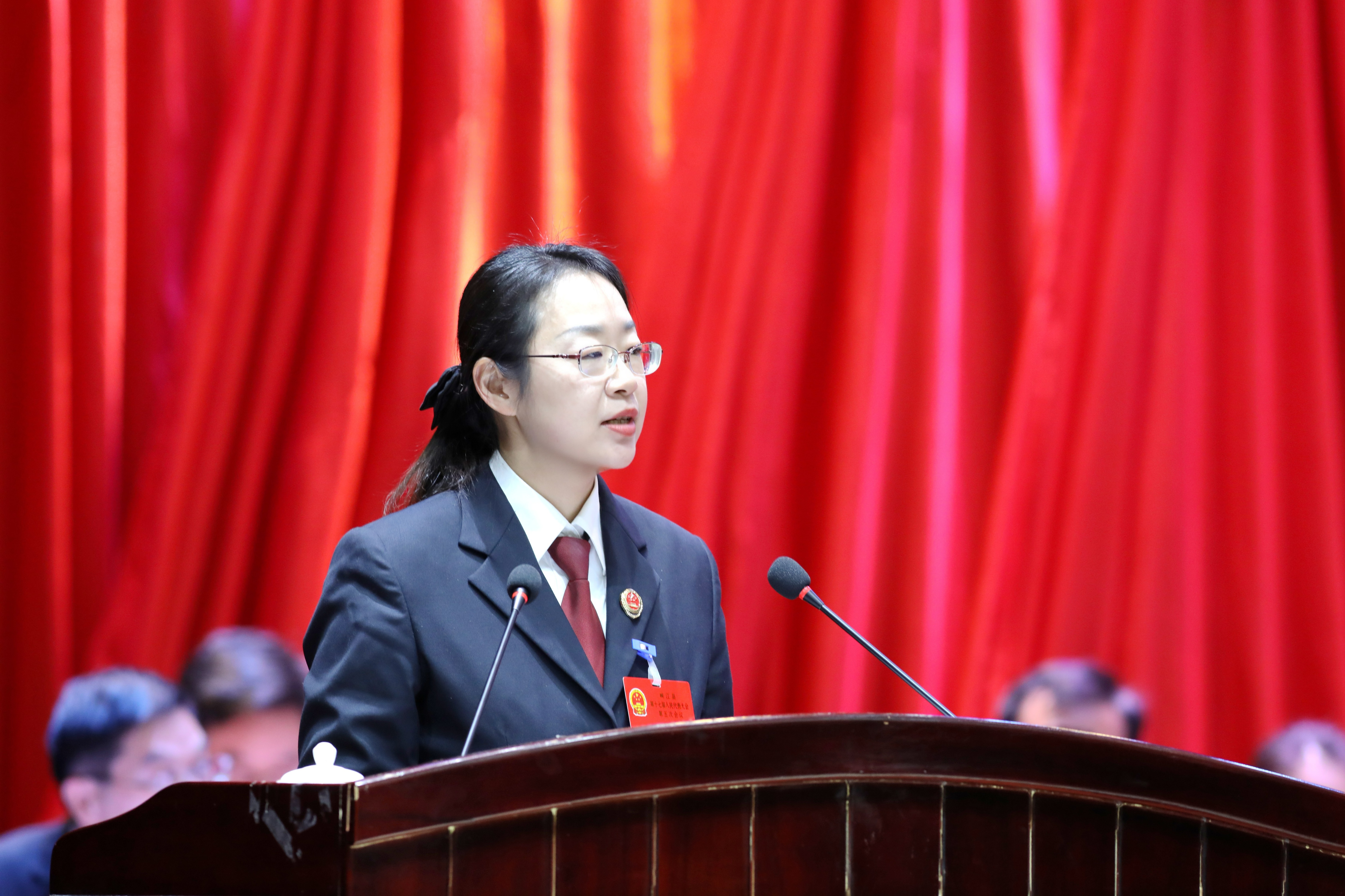 县检察院党组书记、检察长郑文婷人大作报告.JPG
